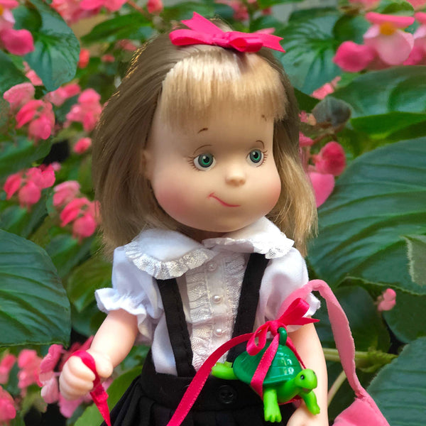 Eloise Poseable Doll with Skipperdee Turtle & Purse in Take-Along Box